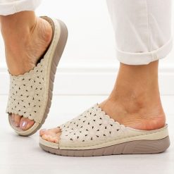 Beżowe klapki damskie Vinceza 85207. Brązowe klapki damskie VINCEZA, na lato, bez wzorów, z jeansu, casualowe, bez obcasa, bez zapięcia. Za 139.00 zł.