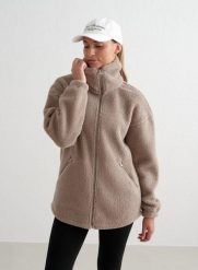 Damska kurtka z polarową podszewką, oversize'owa, Pile Jacket ciemna glina. Brązowe kurtki sportowe damskie Aim'n, s, bez wzorów, z materiału, bez ramiączek, bez kaptura, na fitness i siłownię. Za 613.00 zł.