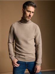 Sweter z golfem - beżowy. Brązowe swetry męskie Sinsay, l, bez wzorów, bez kołnierzyka, bez ramiączek. W wyprzedaży za 29.99 zł.