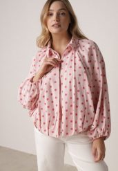 Różowa Bluza w Groszki z Wiskozą o Nietoperzowym Kroju z Kołnierzykiem Rayo. Czerwone bluzy damskie Born2be, l, bez wzorów, z jeansu, biznesowe, bez ramiączek, bez kaptura. Za 189.99 zł.