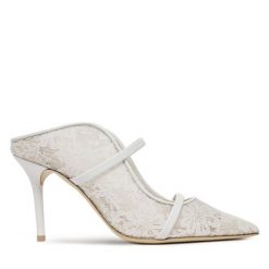 Klapki MALONE SOULIERS. Białe klapki damskie MALONE SOULIERS, bez wzorów, bez obcasa, bez zapięcia. Za 2,979.00 zł.