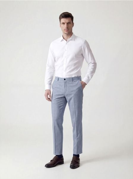 Garniturowe spodnie slim fit - jasnoniebieski. Niebieskie garnitury męskie Reserved, l, bez wzorów, z tkaniny. W wyprzedaży za 119.99 zł.