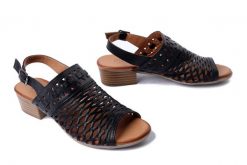 PIAZZA 910055-01 schwarz, sandały damskie. Czarne sandały damskie Piazza, w ażurowe wzory, z gumy, bez obcasa, na obcasie, bez zapięcia. Za 299.90 zł.