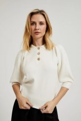 Sweter z krótkimi rękawami i ozdobnymi guzikami ecru. Swetry nierozpinane damskie MOODO, m, bez wzorów, z poliamidu, bez kołnierzyka, bez ramiączek. W wyprzedaży za 59.98 zł.