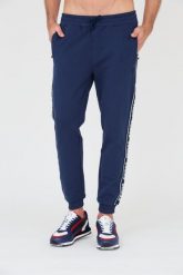 GUESS Granatowe spodnie. Niebieskie spodnie sportowe męskie Guess, l, z aplikacjami, z dresówki. W wyprzedaży za 189.99 zł.