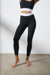 Legginsy do jogi Moonholi Basic z długimi nogawkami. Czarne legginsy damskie MOONHOLI, bez wzorów, z elastanu. Za 299.00 zł.