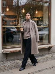 Prążkowany sweter z golfem - brązowy. Brązowe swetry nierozpinane damskie Sinsay, l, bez wzorów, prążkowane, bez kołnierzyka, bez ramiączek. Za 39.99 zł.
