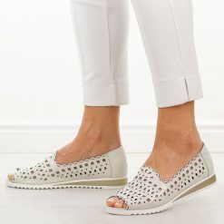 Białe skórzane półbuty damskie M.Daszyński Ol27-2. Białe półbuty damskie M.Daszyński, na lato, w ażurowe wzory, ze skóry, casualowe, z otwartym noskiem, bez obcasa, na płaskiej podeszwie, bez zapięcia. W wyprzedaży za 197.10 zł.