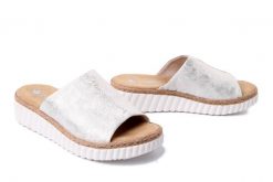 RIEKER 69288-60 beige, klapki damskie. Brązowe klapki damskie Rieker, na lato, bez wzorów, bez obcasa, bez zapięcia. Za 195.93 zł.