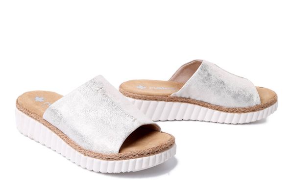 RIEKER 69288-60 beige, klapki damskie. Brązowe klapki damskie Rieker, na lato, bez wzorów, bez obcasa, bez zapięcia. Za 279.90 zł.