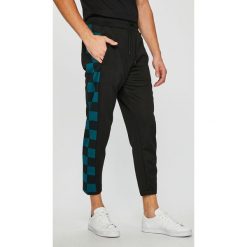 Review - Spodnie. Czarne spodnie materiałowe męskie Review, bez wzorów, z bawełny. W wyprzedaży za 129.90 zł.