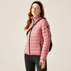 Marizion Damska kurtka turystyczna z przegrodami. Czerwone kurtki sportowe damskie Regatta, bez wzorów, bez ramiączek, bez kaptura, outdoorowe. Za 249.99 zł.