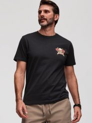 Bawełniany męski T-shirt o kroju regular z printem w stylu vitage tattoo - czarny V2. Czarne t-shirty męskie Ombre Clothing, m, bez wzorów, z bawełny, bez kołnierzyka, bez ramiączek. W wyprzedaży za 59.99 zł.