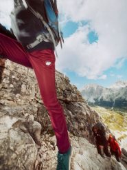 4F Spodnie softshellowe membrana 8000 damskie - czerwone M. Czerwone spodnie sportowe damskie 4F, bez wzorów, z softshellu, trekkingowe, primaloft. W wyprzedaży za 239.99 zł.