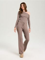 Sweter - beżowy. Brązowe swetry nierozpinane damskie Sinsay, l, bez wzorów, bez kołnierzyka, bez ramiączek. Za 39.99 zł.