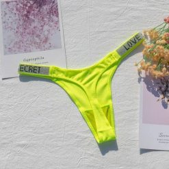 Stringi z szeroką gumką i nowoczesnym designem Dior. Fioletowe majtki damskie Intica, z materiału. W wyprzedaży za 79.00 zł.