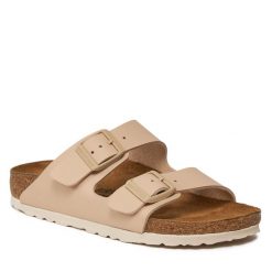 Klapki Birkenstock. Brązowe klapki damskie Birkenstock, bez wzorów, bez zapięcia. Za 299.99 zł.