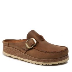 Klapki Birkenstock. Brązowe klapki damskie Birkenstock, bez wzorów, bez obcasa, bez zapięcia. Za 679.99 zł.