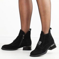 Czarne nubukowe botki damskie na obcasie T.Sokolski Z24-261. Czarne botki damskie Sokolski, na jesień, bez wzorów, z nubiku, eleganckie, z okrągłym noskiem, bez obcasa, na obcasie, bez zapięcia. Za 379.00 zł.