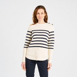 Sweter marynarski damski Tribord 100. Białe swetry nierozpinane damskie TRIBORD, l, bez wzorów, z bawełny, sportowe, bez kołnierzyka, bez ramiączek. W wyprzedaży za 99.99 zł.