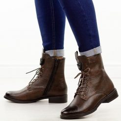 Brązowe botki damskie zimowe M.Daszyński Sa62-125. Brązowe botki damskie M.Daszyński, na jesień, bez wzorów, z jeansu, eleganckie, z okrągłym noskiem, bez obcasa, na płaskiej podeszwie, bez zapięcia. Za 219.00 zł.