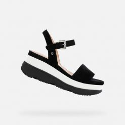 Sandały damskie Geox Gardenia. Czarne sandały damskie Geox, bez wzorów, bez obcasa, bez zapięcia. Za 453.00 zł.