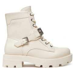 Botki Guess. Botki damskie Guess, z aplikacjami, bez obcasa, na płaskiej podeszwie, bez zapięcia. Za 649.99 zł.