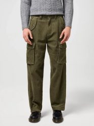 MESKIE SPODNIE WRANGLER CJ LOOSE CARGO IVY GREEN 112371050. Zielone spodnie materiałowe męskie Wrangler, bez wzorów, z materiału. Za 219.99 zł.
