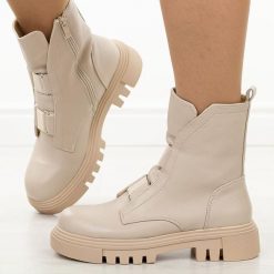 Beżowe botki damskie na traperze Jezzi 2150-19. Brązowe botki damskie Jezzi, na jesień, bez wzorów, ze skóry, eleganckie, bez obcasa, bez zapięcia. W wyprzedaży za 148.85 zł.