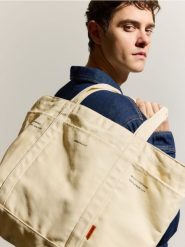 Materiałowa torba na ramię - złamana biel. Torby na ramię męskie Reserved, z materiału, na ramię, małe. Za 69.99 zł.