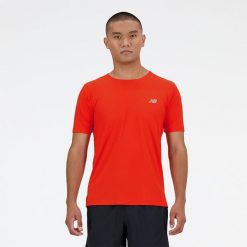 Koszulka męska New Balance MT41281NEF – czerwona. Czerwone koszulki sportowe męskie New Balance, m, bez wzorów, z materiału, bez ramiączek, do biegania. Za 99.99 zł.