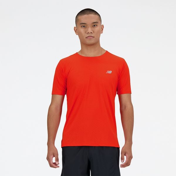 Koszulka męska New Balance MT41281NEF – czerwona. Czerwone koszulki sportowe męskie New Balance, m, bez wzorów, z materiału, bez ramiączek, do biegania. Za 99.99 zł.