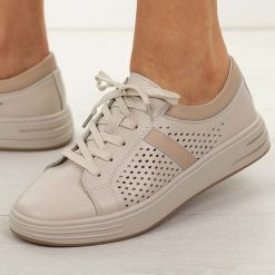 Beżowe skórzane półbuty damskie Jezzi 18-25. Brązowe półbuty damskie Jezzi, na jesień, w ażurowe wzory, z jeansu, casualowe, bez obcasa, na płaskiej podeszwie, bez zapięcia. Za 239.00 zł.