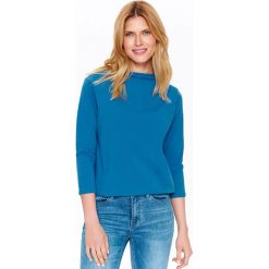 BLUZA NIEROZPINANA DAMSKA, GŁADKA. Niebieskie bluzy damskie TOP SECRET, na lato, bez wzorów, z dzianiny, sportowe, bez ramiączek, bez kaptura. W wyprzedaży za 39.99 zł.