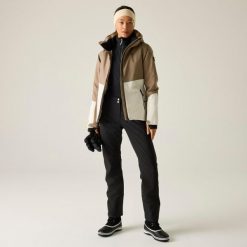 Damska wodoodporna kurtka narciarska Flurry II. Czerwone kurtki sportowe damskie Dare 2B, na zimę, bez wzorów, bez ramiączek, bez kaptura, narciarskie. W wyprzedaży za 603.50 zł.