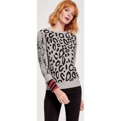 Sweter w kolorze szarym ze wzorem. Szare swetry nierozpinane damskie ZOCHA, s, bez wzorów, bez kołnierzyka, bez ramiączek. W wyprzedaży za 189.95 zł.