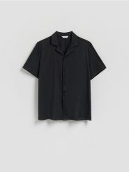 Koszula regular fit z krótkim rękawem - czarny. Czarne koszule męskie Reserved, l, bez wzorów, z dzianiny, bez kołnierzyka, bez ramiączek. Za 99.99 zł.
