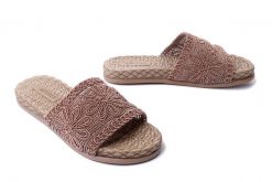 ARTIKER RELAKS 52C1160 brown, klapki damskie. Brązowe klapki damskie Artiker Relaks, na lato, bez wzorów, bez obcasa, na obcasie, bez zapięcia. Za 94.99 zł.