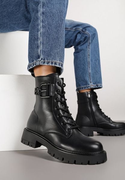 Czarne Botki Typu Workery Zdobione Aplikacją przy Cholewce Nalarelle. Czarne botki damskie Renee, z aplikacjami, z dzianiny, eleganckie, bez obcasa, na płaskiej podeszwie, bez zapięcia. Za 169.99 zł.