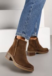 Brązowe Botki Khariphae. Brązowe botki damskie Born2be, z aplikacjami, za kostkę, bez obcasa, na płaskiej podeszwie, bez zapięcia. Za 149.99 zł.