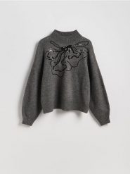 Sweter z cekinowym wzorem - szary. Szare swetry nierozpinane damskie Reserved, l, bez wzorów, z dzianiny, bez kołnierzyka, bez ramiączek. Za 149.99 zł.