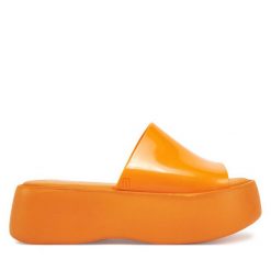 Klapki Melissa. Brązowe klapki damskie Melissa, bez wzorów, bez obcasa, bez zapięcia. Za 499.99 zł.