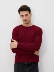 Strukturalny sweter z bawełny - bordowy. Czerwone swetry męskie Reserved, l, bez wzorów, z bawełny, bez kołnierzyka, bez ramiączek. Za 99.99 zł.