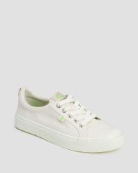 Tenisówki Cariuma OCA Low Off-White Canvas. Białe trampki i tenisówki damskie CARIUMA, bez wzorów, z gumy, bez zapięcia. Za 205.00 zł.