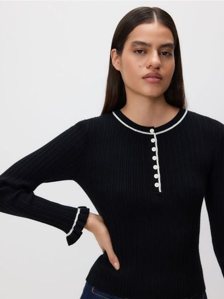 Sweter w prążek - czarny. Czarne swetry nierozpinane damskie Reserved, l, bez wzorów, z dzianiny, bez kołnierzyka, bez ramiączek. Za 119.99 zł.