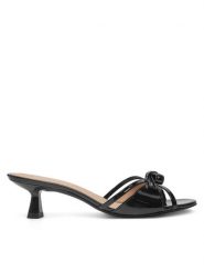 Stuart Weitzman Klapki Felicyty Solide SK118 Czarny. Czarne klapki damskie Stuart Weitzman, bez wzorów, z lakierowanej skóry, bez obcasa, na słupku, bez zapięcia. Za 1,799.00 zł.