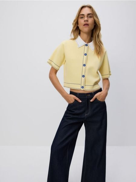 Kardigan z ozdobnym kołnierzem - jasnożółty. Żółte kardigany damskie Reserved, l, bez wzorów, z dzianiny, bez kołnierzyka. Za 129.99 zł.