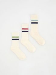 3 pack skarpet - złamana biel. Skarpety męskie Reserved, bez wzorów. W wyprzedaży za 29.99 zł.