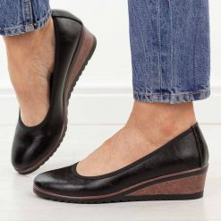 Czarne czółenka damskie na koturnie Vinceza 58628. Czarne czółenka damskie VINCEZA, na jesień, bez wzorów, z jeansu, biznesowe, z okrągłym noskiem, bez obcasa, na koturnie, bez zapięcia. Za 169.00 zł.