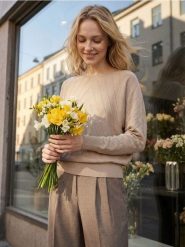 Sweter w strukturalny wzór z wiskozą - beżowy. Brązowe swetry nierozpinane damskie Sinsay, l, bez wzorów, z wiskozy, bez kołnierzyka, bez ramiączek. Za 39.99 zł.